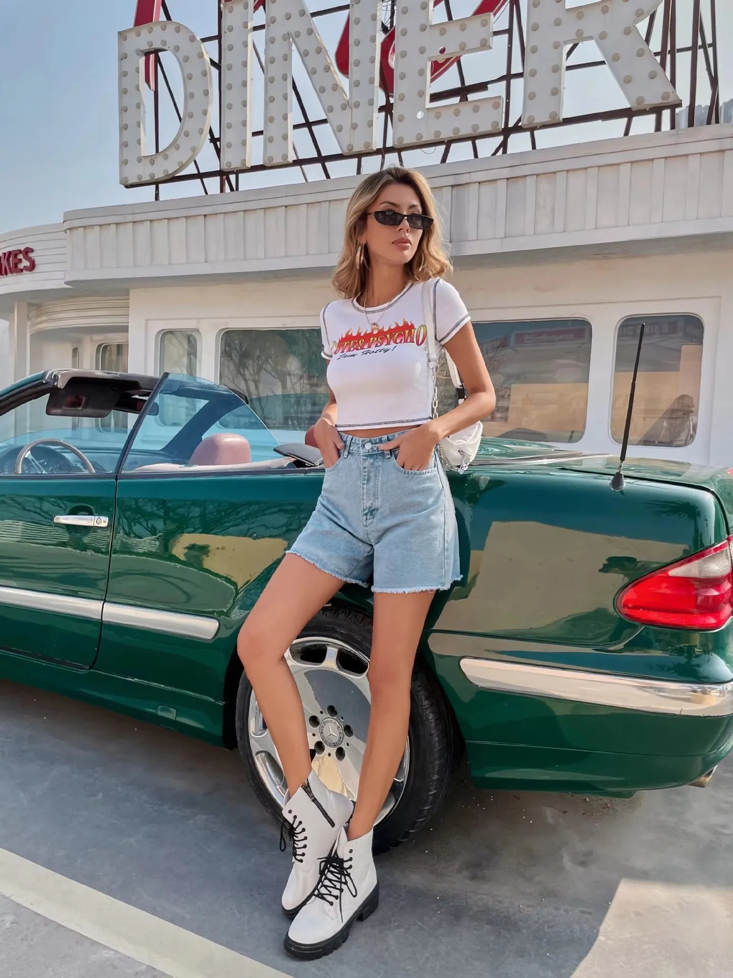 Loose, fashionable, versatile and casual women's denim shorts with high waist and slim fit