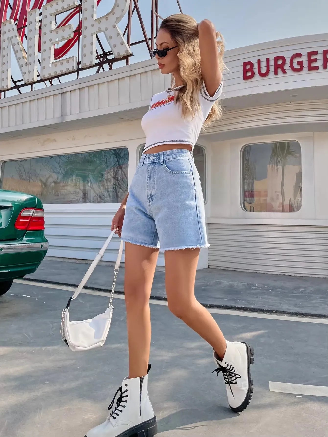 Loose, fashionable, versatile and casual women's denim shorts with high waist and slim fit
